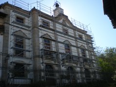 El edificio consistorial de Candelario continúa con sus obras en el tejado y la fachada.